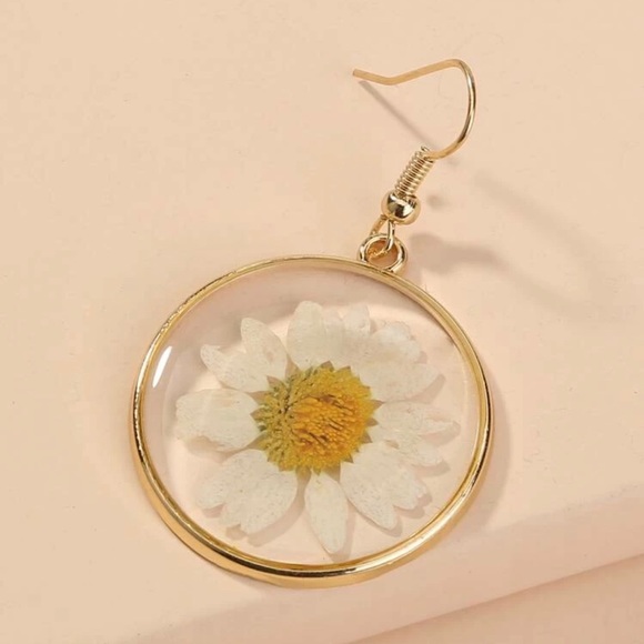 3/$30 💛 Sunflower Drop Earrings - Picture 3 of 4